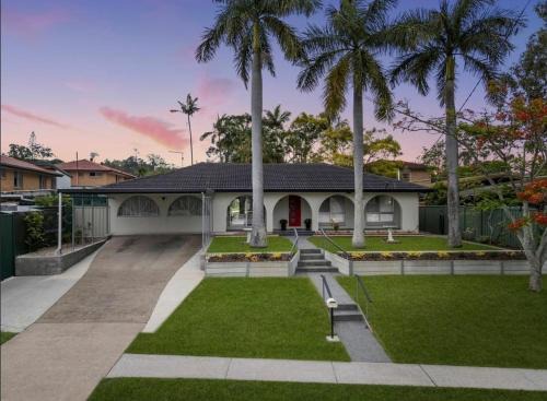 Springwood House | Entire 4 bedroom House easy to BNE & Gold Coast