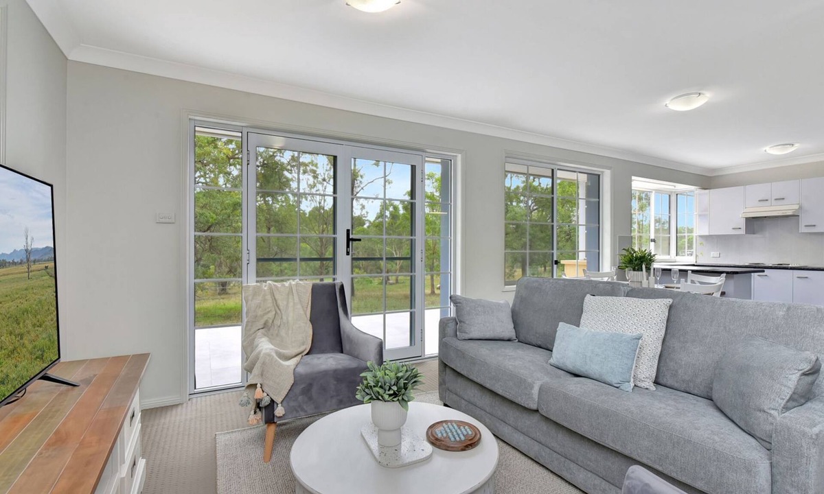 North Rothbury House | Evergreen Lodge Winery Retreat . Sleeps 8 Guests and 8 minutes to Wineries