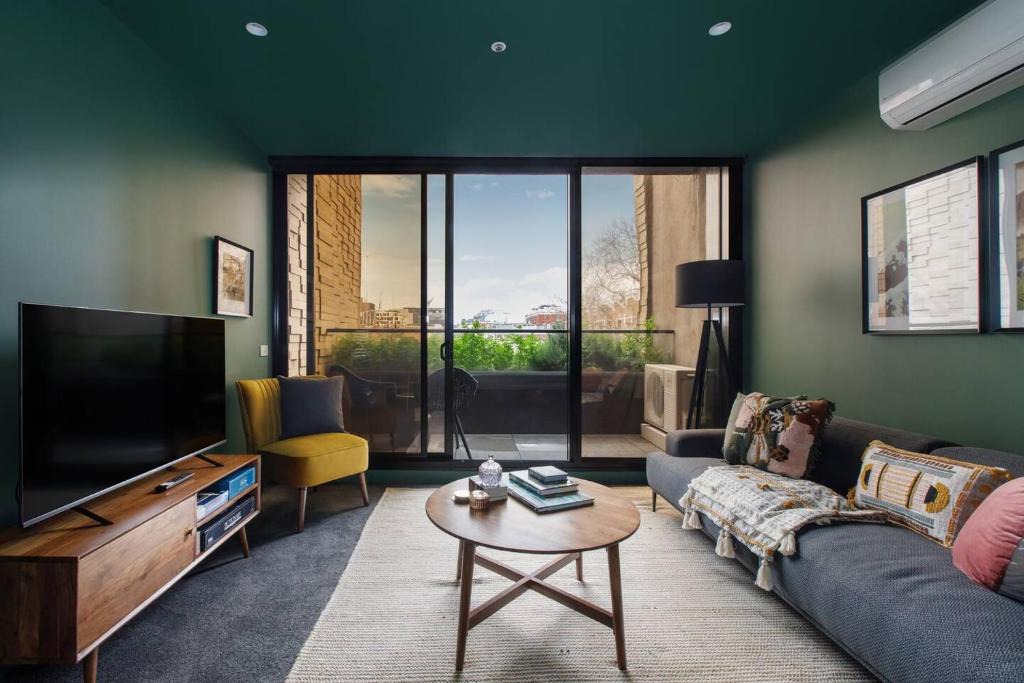 Collingwood Apartment | Evergreen Oasis - Poolside Living on Stanley Street