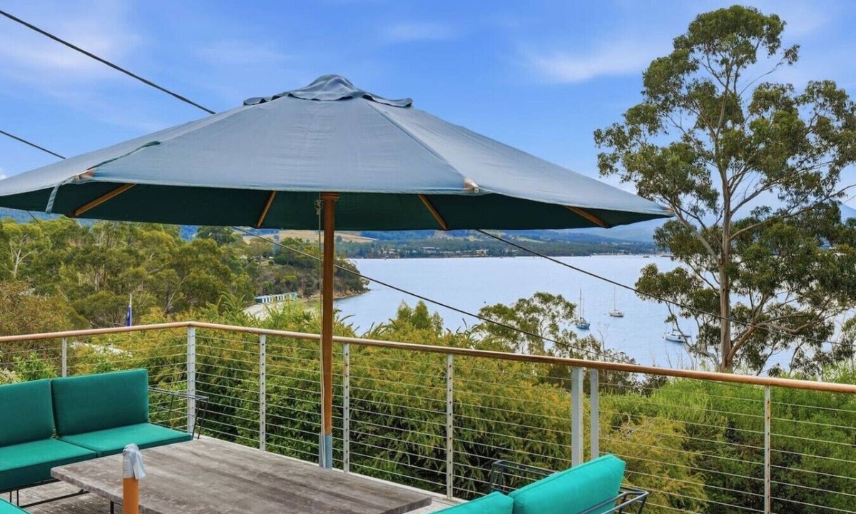 Coningham House | Exquisite Waterfront Oasis Near Bruny & Hobart