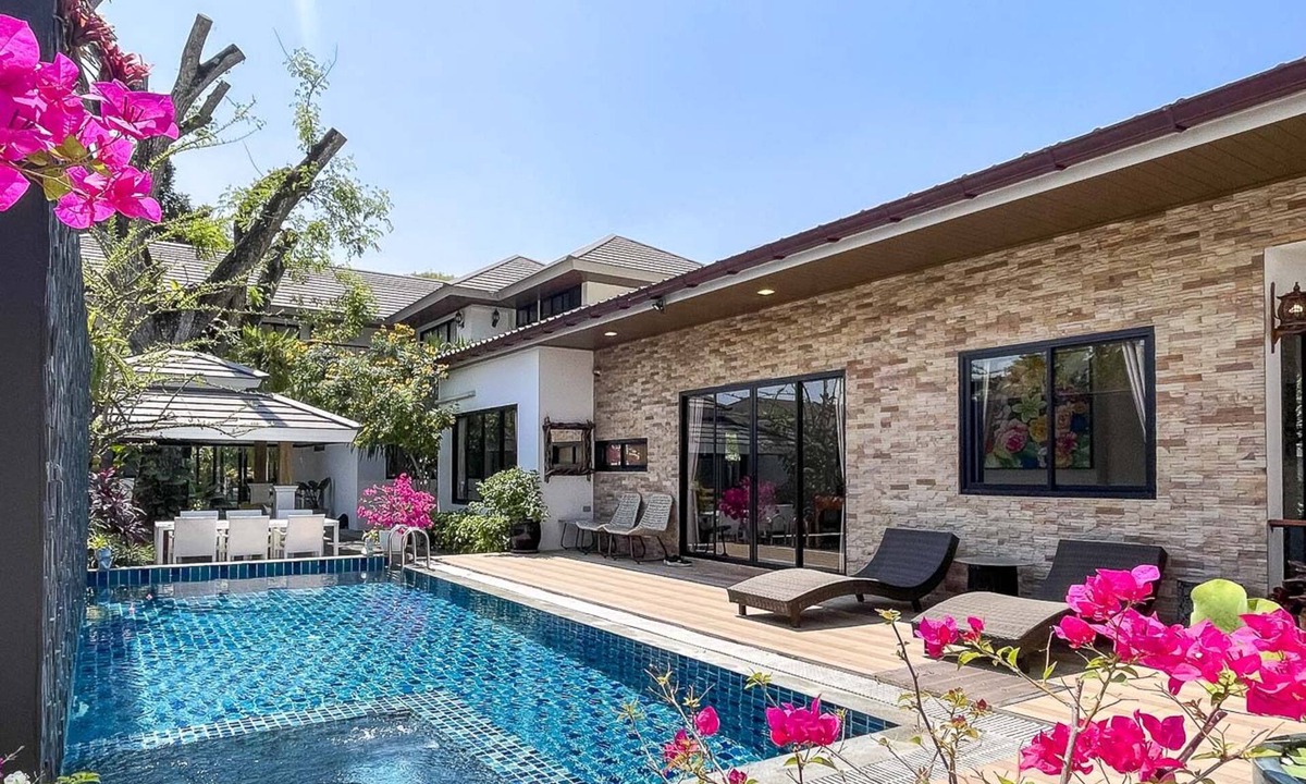 Nong Chom Villa | Family Style Bungalows near Shopping Area