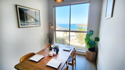 Tamarama Apartment | Fantastic Sea Views - Relaxed Coastal Living