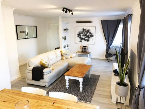 Geraldton House | Few Steps Into Town - Corner House