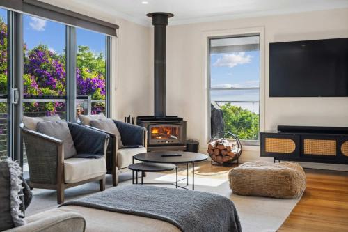 Flaxton House | Flaxton Garden Home with Spectacular Coastal Views