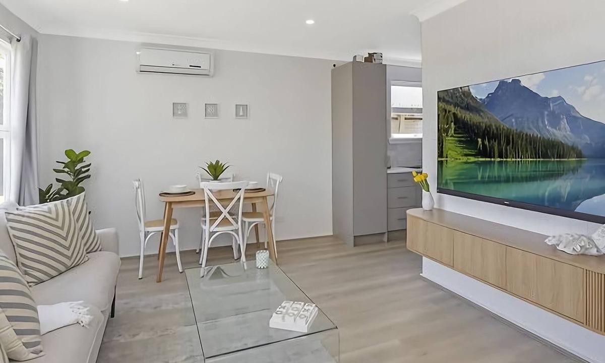 Budgewoi House | Frangipani Hideaway - Close to everything!