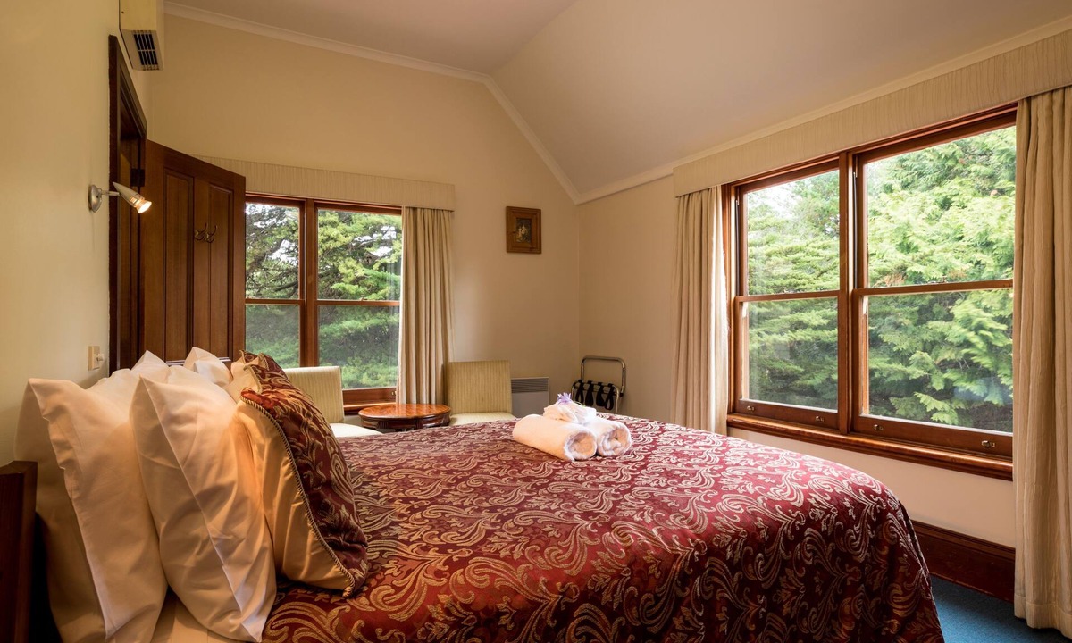 Strahan Hotel | Franklin Manor