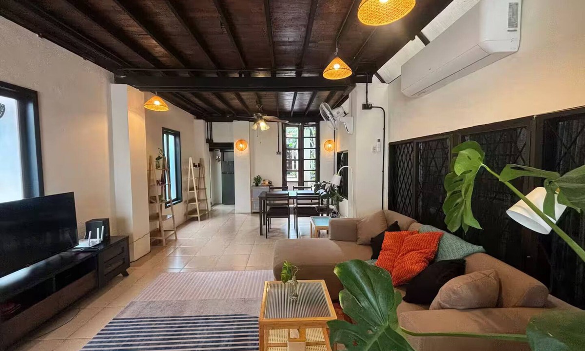 Thapae House | Fully Renovated Traditional House in Chiang Mai,2 Bedrooms,AC & WiFi,Backyard