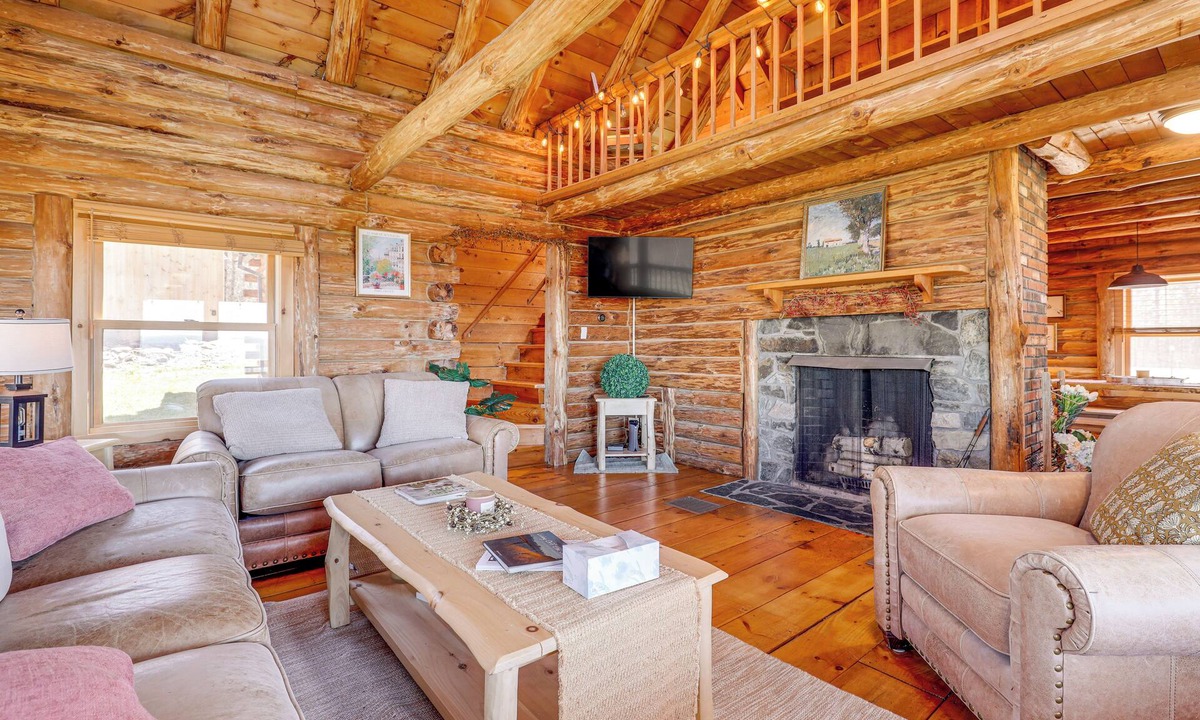 Walpole Cabin | Furnished Deck + Views: Walpole Cabin Retreat