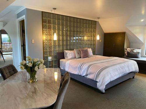 Strahan Hotel | Gordon Gateway