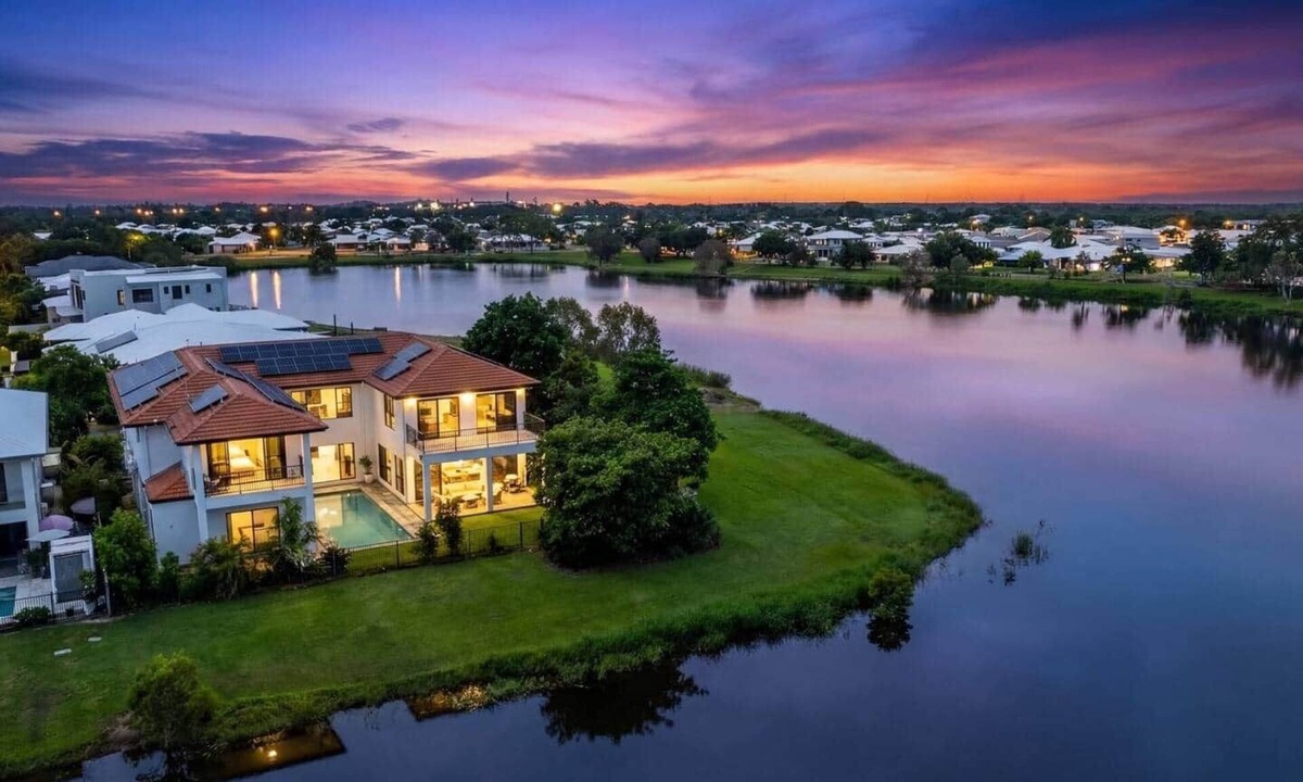 Idalia House | Grand Lakefront Retreat