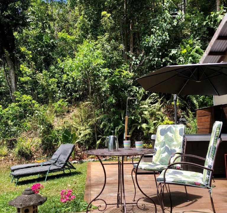 Rocky Point Cabin | Gunnadoo Holiday Hut with Ocean Views and Jacuzzi