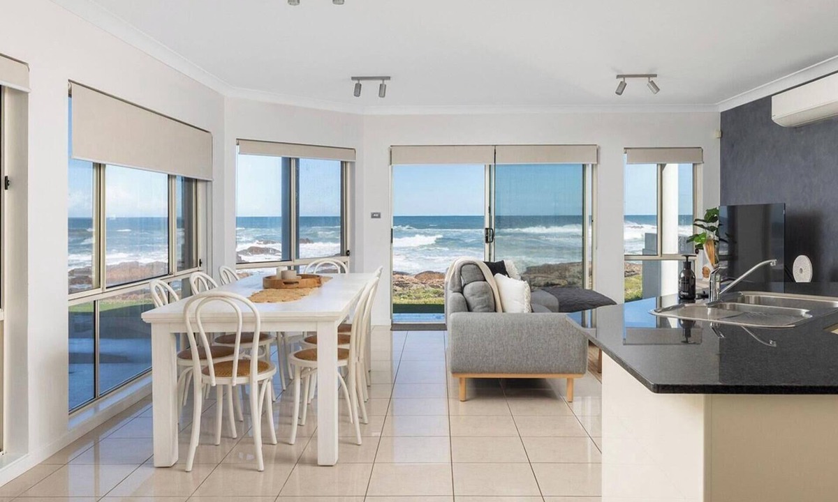 Anna Bay House | Hear the waves watch the whales Anna Bay