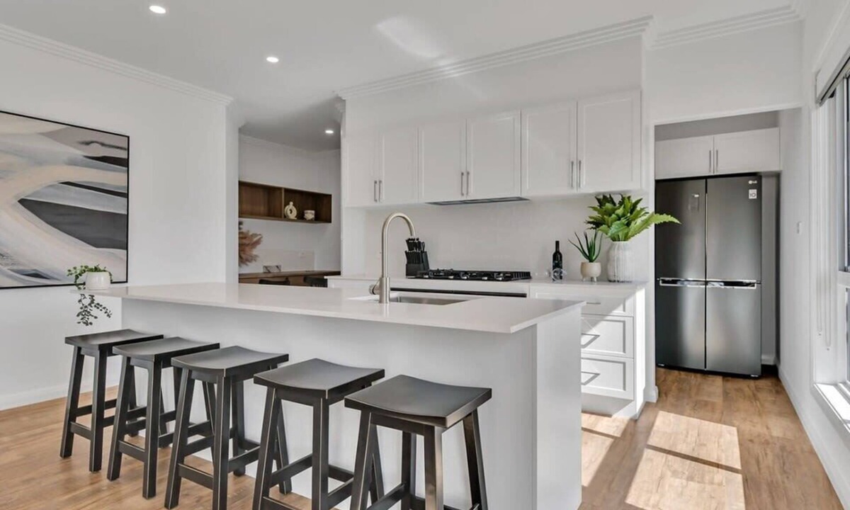 Orange House | Hideaway on Curran. Firepit & Four Bedrooms. Orange CBD.