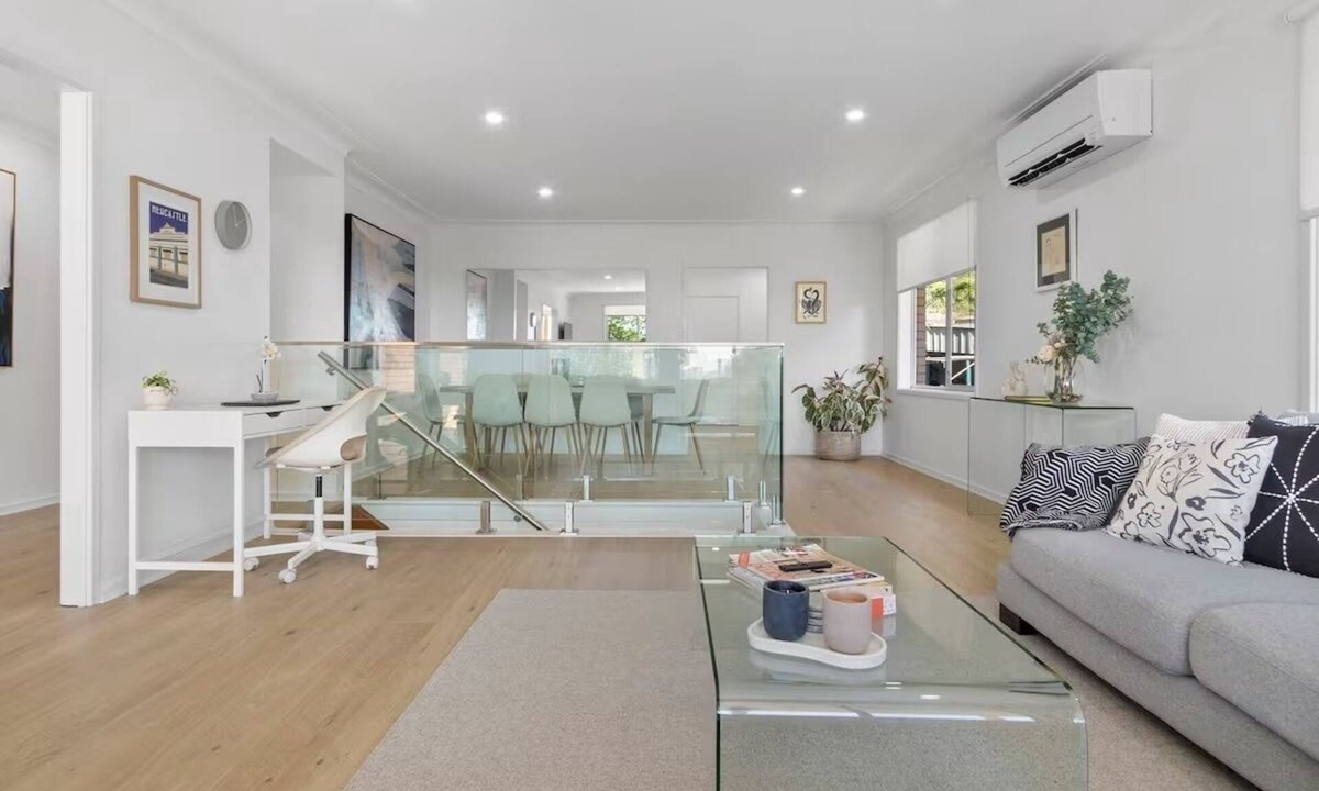 Cooks Hill House | Hillview - Walk to City & Beach - Free Parking