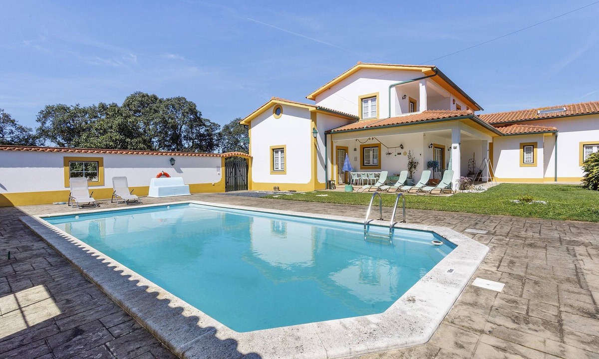 Fatima House | Holiday Home 'Sol Lua' with Shared Pool, Wi-Fi & Air Conditioning