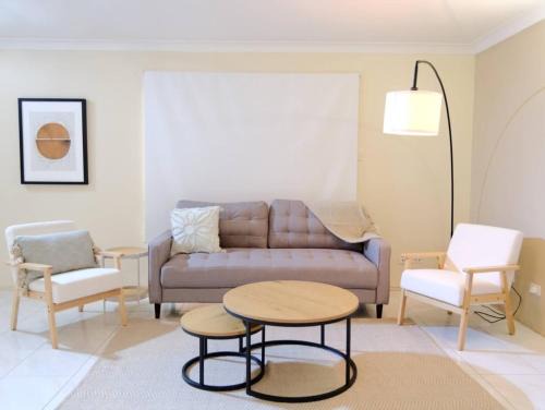 Robertson House | Homy Spacious 4B2B w Parking steps to Malls Dining