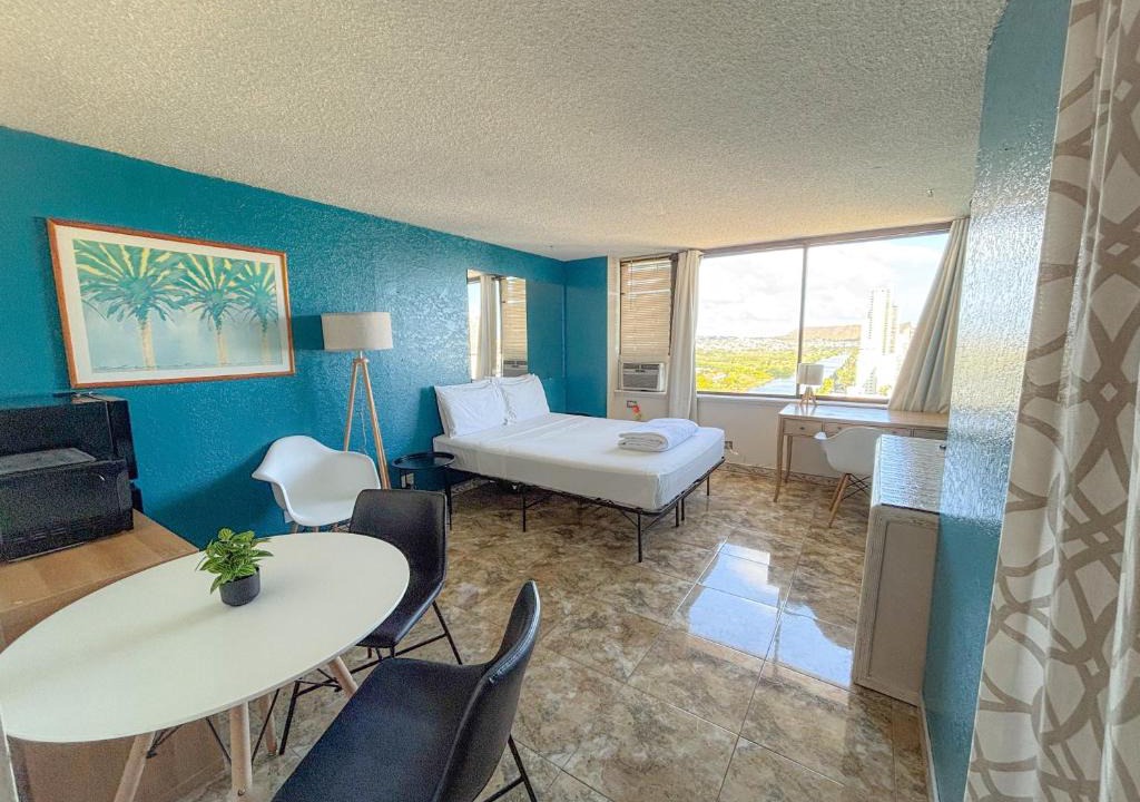 McCully - Moiliili Apartment | Humble Hawaiian Monarch Studio