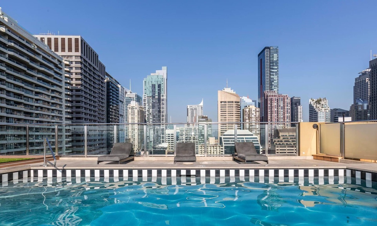 Darlinghurst Apartment | Hyde Park Views Mardi Gras Balcony Pool & Gym
