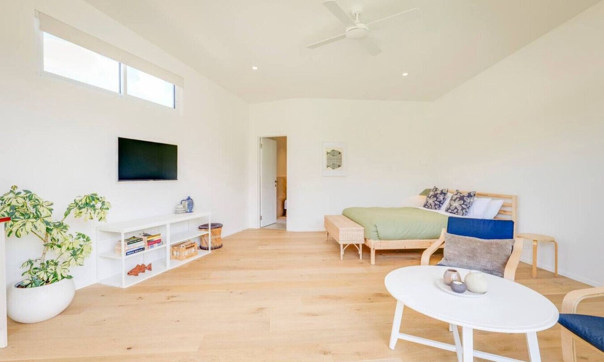 Dunsborough House | Ideally Located Modern Studio Apartment