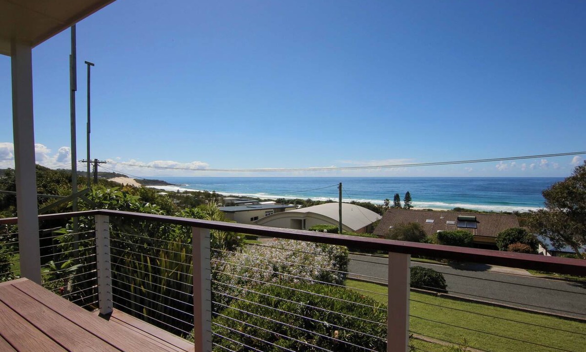 Forster House | KICK BACK BEACH SHACK - Beach,Surf & Ocean Views + Walk to Beach + Pet Friendly!