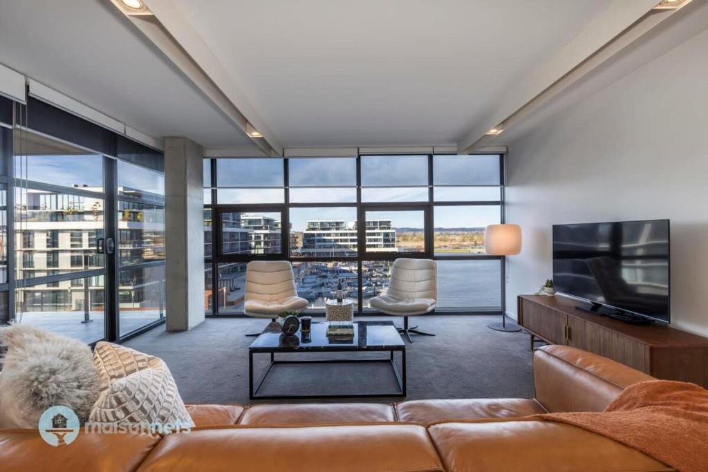 Kingston Apartment | Large Modern 2 Bdrm Apt, Water Views, 2x Car Spots