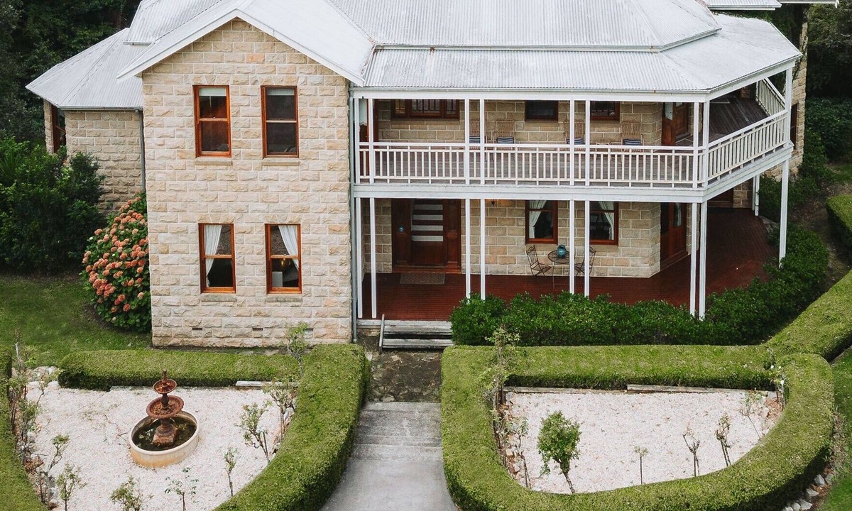 Holgate House | LE CHATEAU - POOL, Terrigal, Sleeps 18, Heated Spa, 8 Bedrooms, Acreage stay