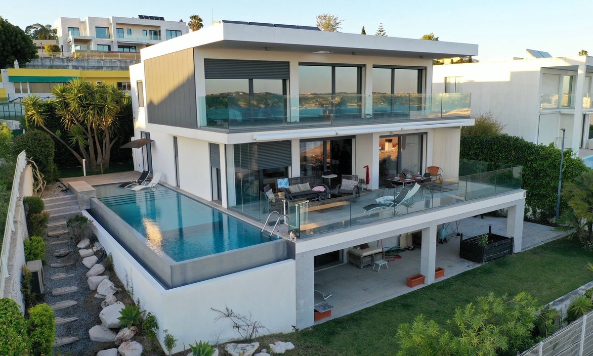 Cruz Quebrada Villa | Lisbon 3 floor 3 bedroom Villa, unique Sea View, Infinity Pool, Terrace, and Gym