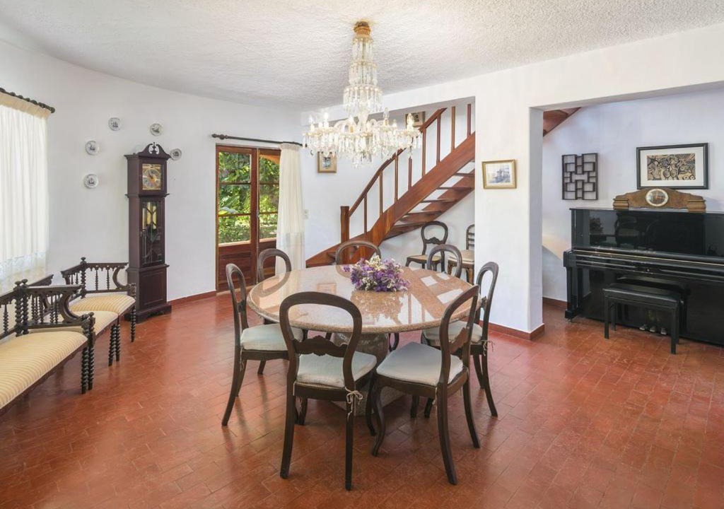 Caramujeira Villa | lovely 4 bedroom country villa AC and private pool yet just 800m from the nearest beach