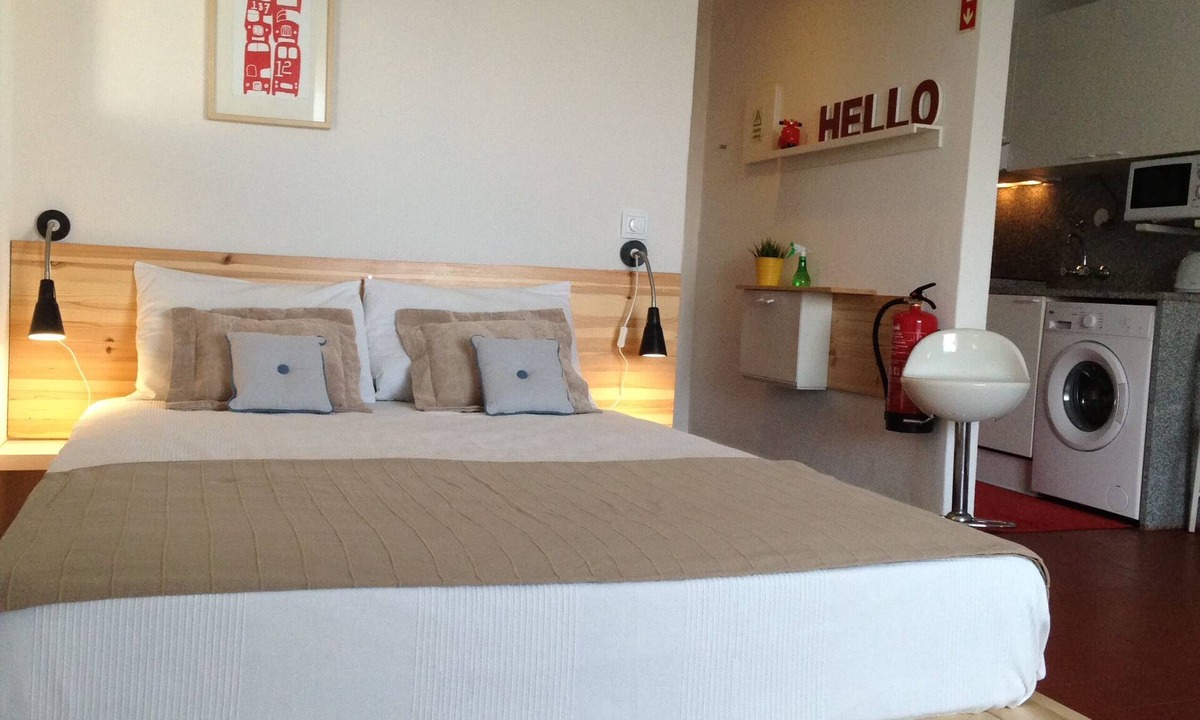Calicos Apartment | Lower Albufeira. Wi-Fi. Sea view. Beach 5 min walk. Balcony. Quiet area.