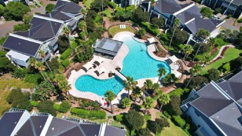 Magenta Shores House | Luxe Beachfront| 4BR (10ppl) w/Terrace & Resort Pools