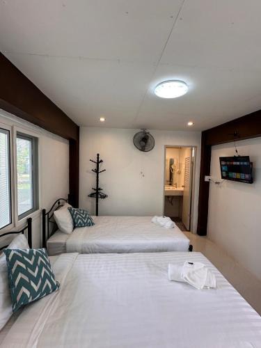 Fai Kaeo Bed & Breakfast | Luxe Nan Twin Bed Room