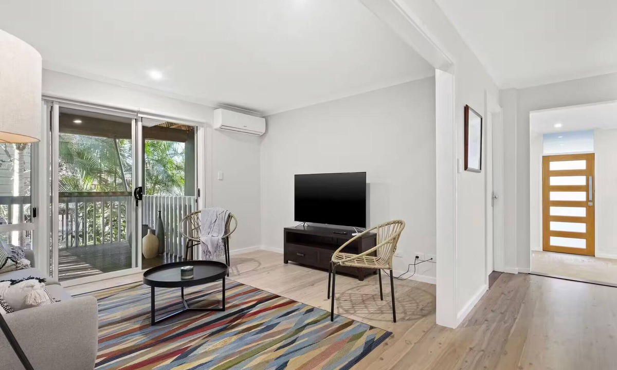 Macmasters Beach House | Luxury Villas Stone's Throw at Macmasters (Walk to the beach)
