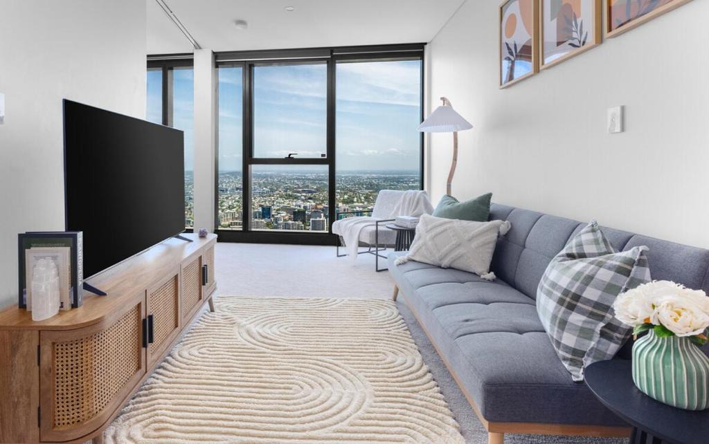 Brisbane Central Business District Apartment | LVL72 Breathtaking Views with Parking, Pool & Gym