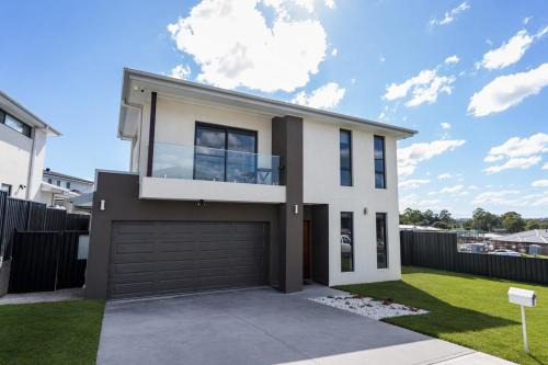 Claymore House | Macarthur Stay - Spacious 4BR Home with Outdoor Area