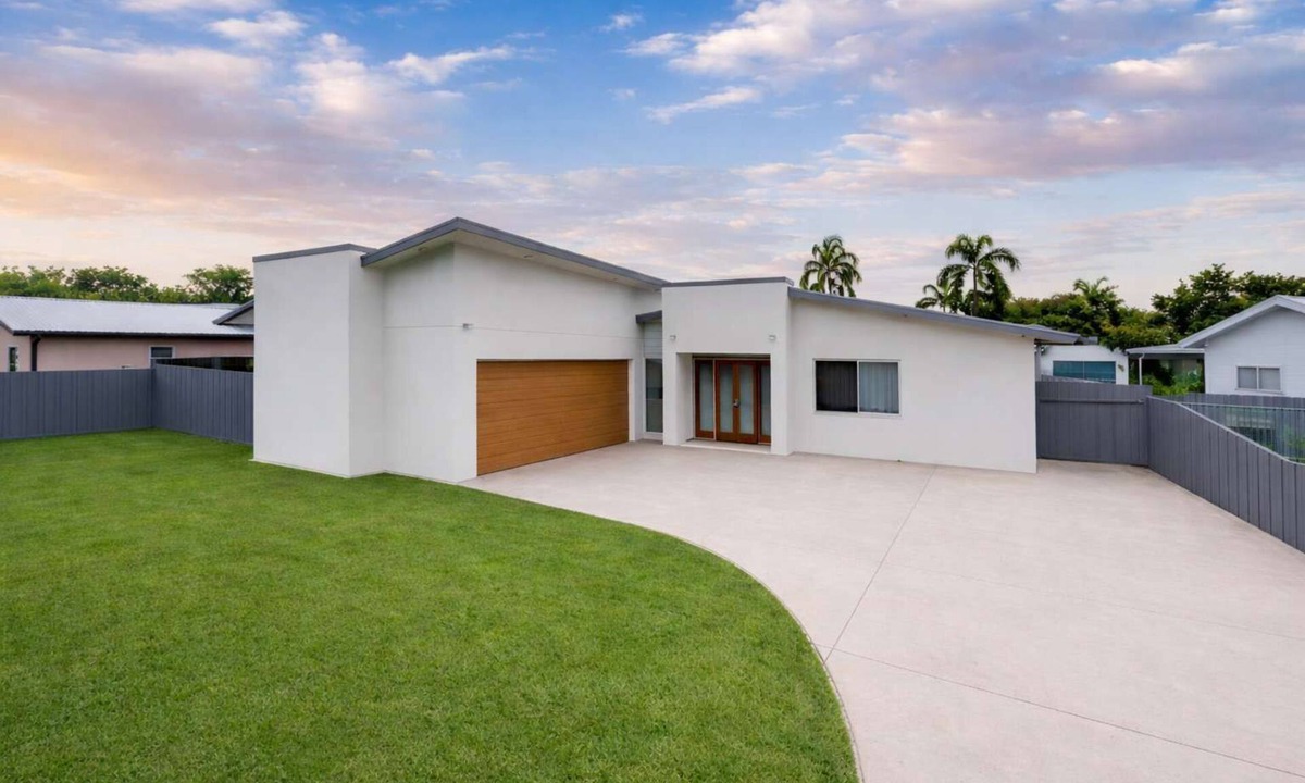 Annandale House | Magic on MacArthur - Modern 4BR Home in Annandale, Townsville