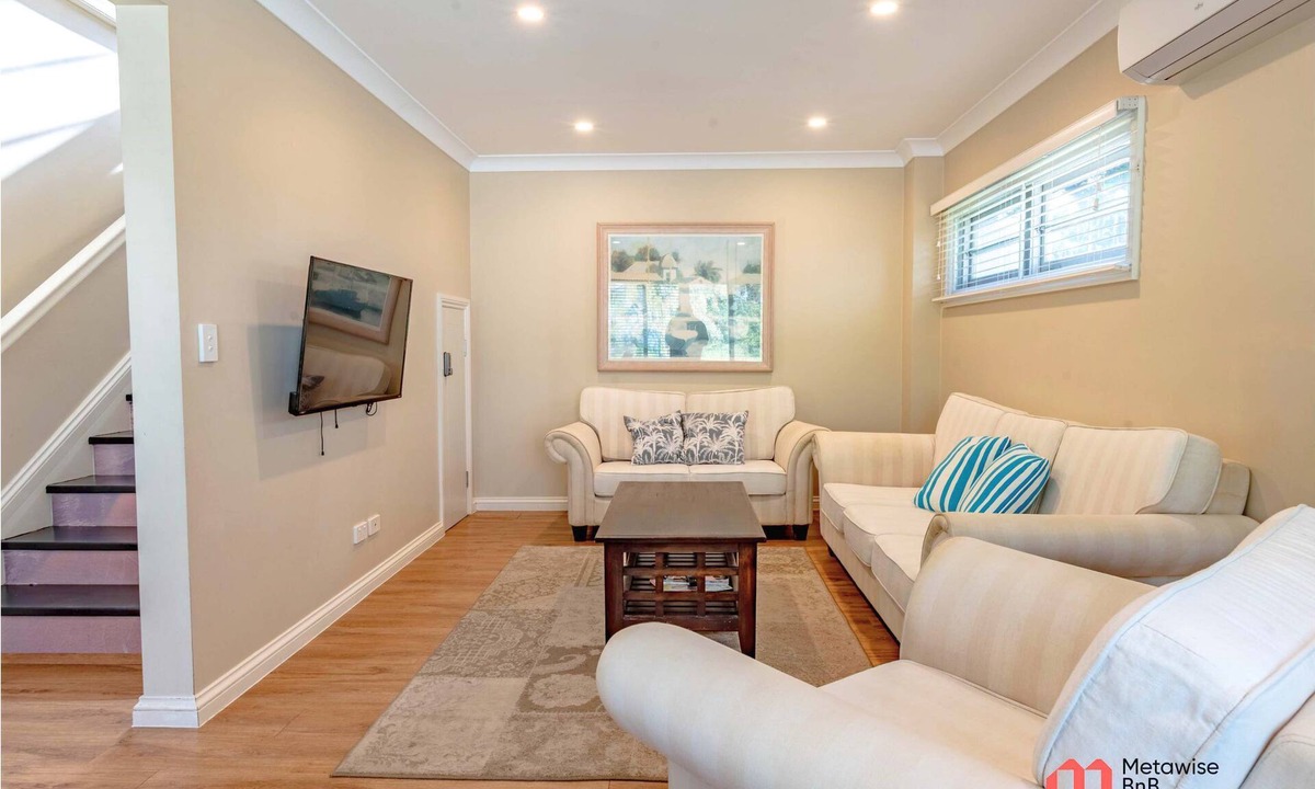 Deception Bay House | MetaWiseBnB Waterfront 3BR Coastal Escape