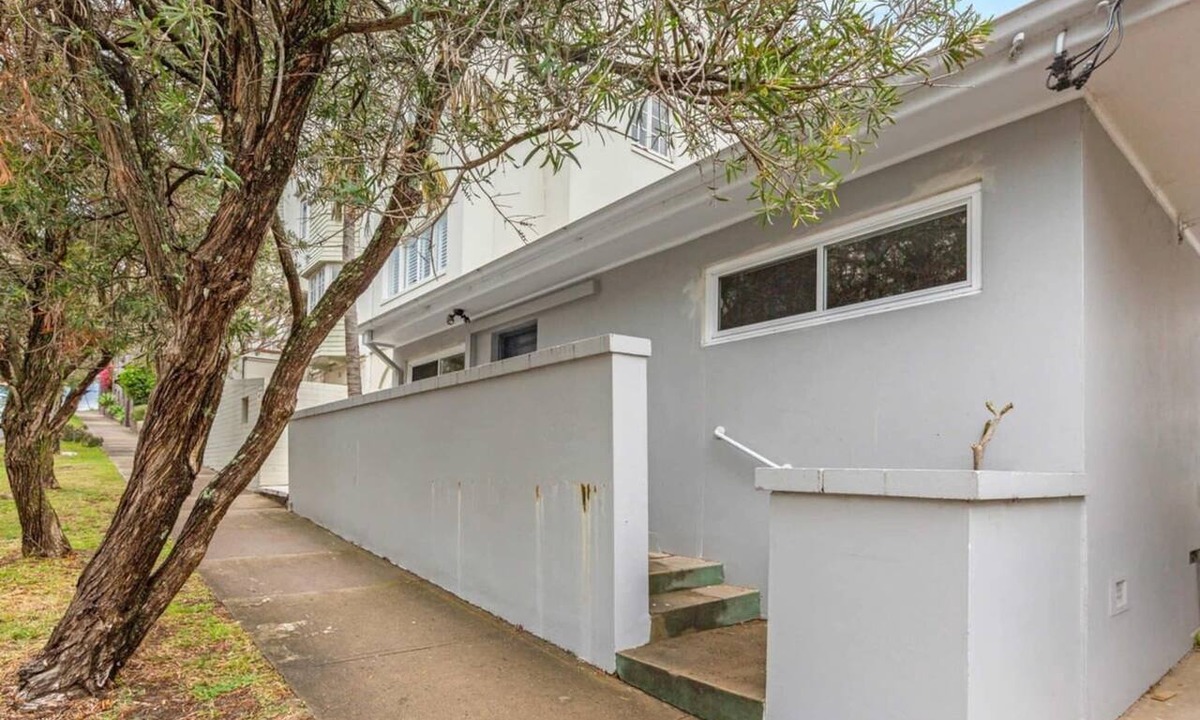 Coogee Apartment | Modern 1-Bed Pad Minutes Away from Beach
