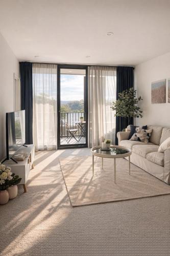 Lyneham Apartment | Modern 2BR 2Bath with Balcony near ANU & City Quiet Stay Free Parking