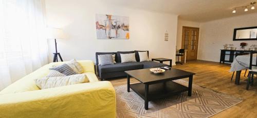 Palhais Apartment | Modern 3 Bed Flat - Beaches, Expo & City Fun - Your Gateway to Lisbon