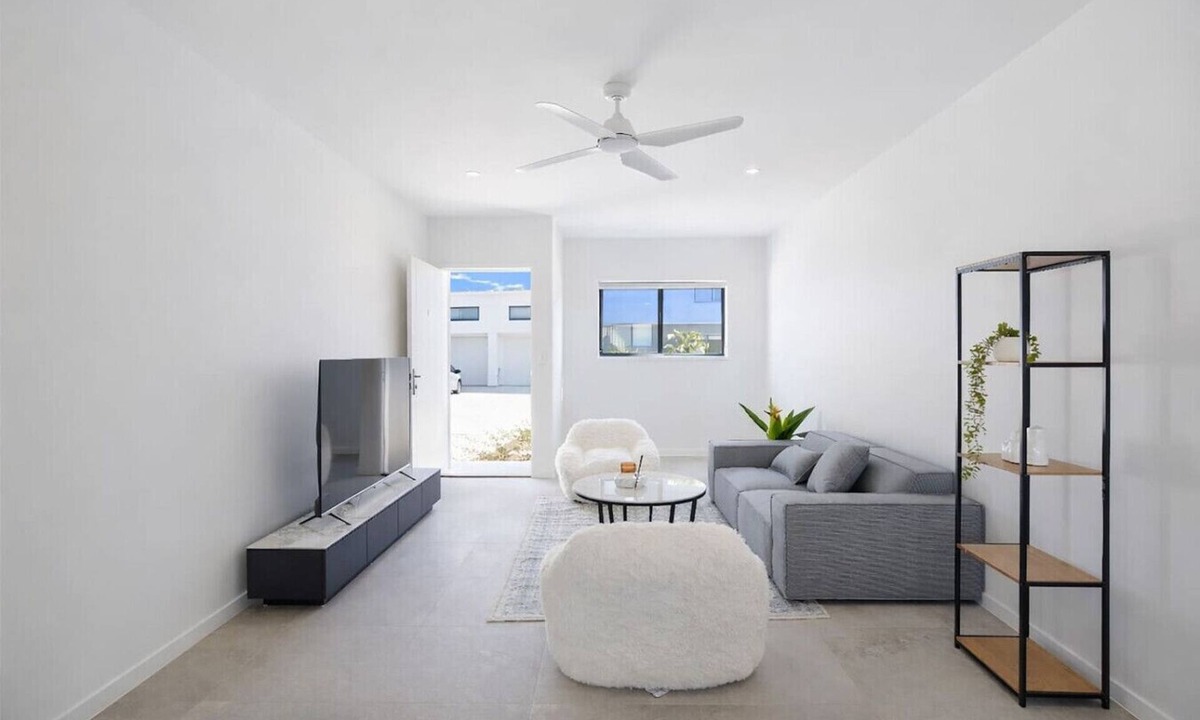 Bundamba House | Modern 4BR Townhouse Near Transport & Shops