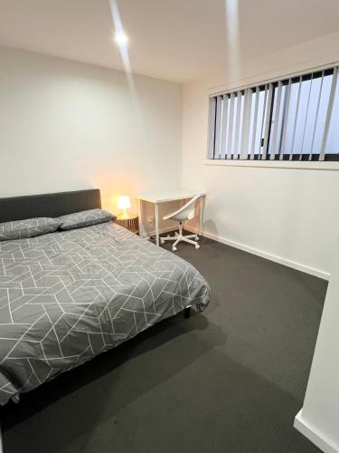 Guildford House | Modern and Comfortable Queen Room - OR2