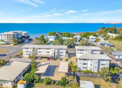 Barney Point Apartment | Modern Beach Apartment