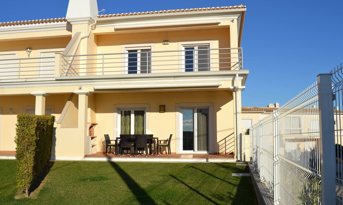 Branqueira House | Modern, spacious, centrally located three bedroom house with large pool and garden