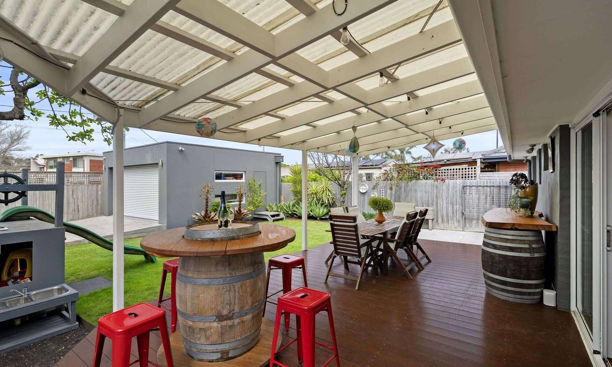Mordialloc House | Mordialloc Coastal Escape –Beach, Garden & Parking