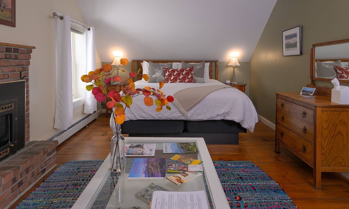 Stowe Bed & Breakfast | Mt Mansfield Suite+Breakfast @ Brass Lantern Inn