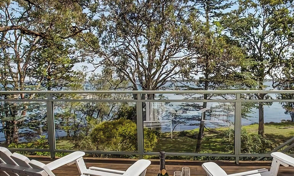 Summerland Point House | Niaroo Lakeside - Family Friendly Waterfront Home
