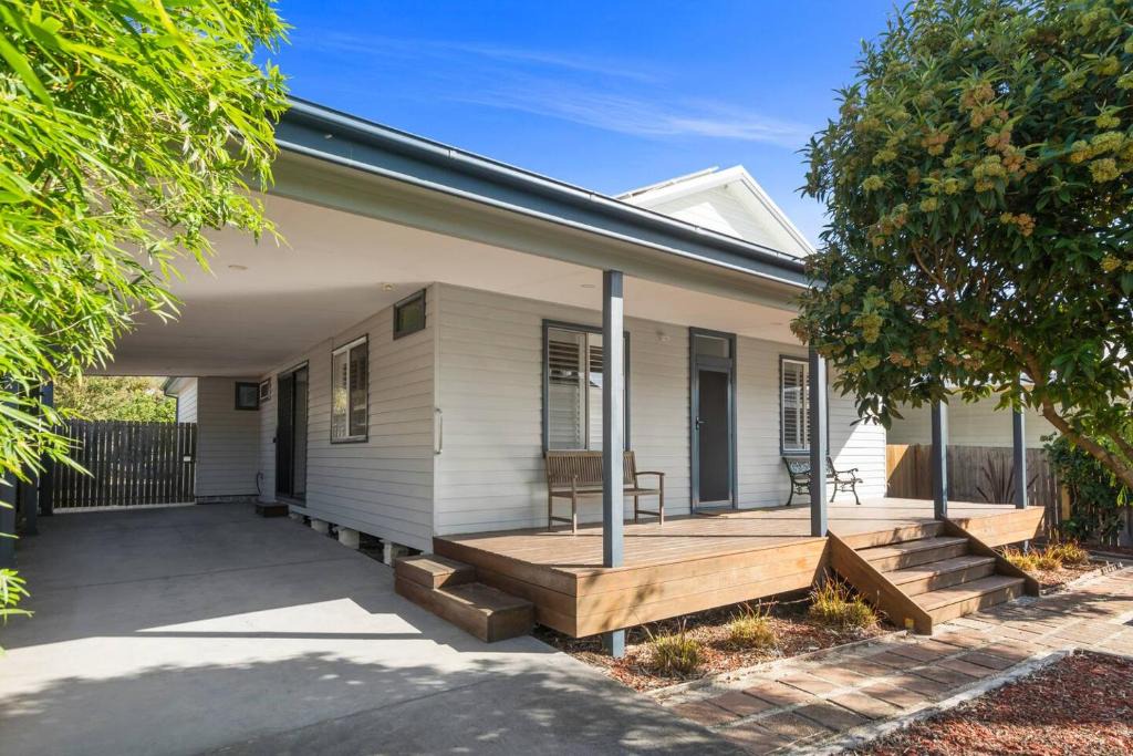 East Corrimal House | Ocean Blue Escape - Beachside Living & Granny Flat