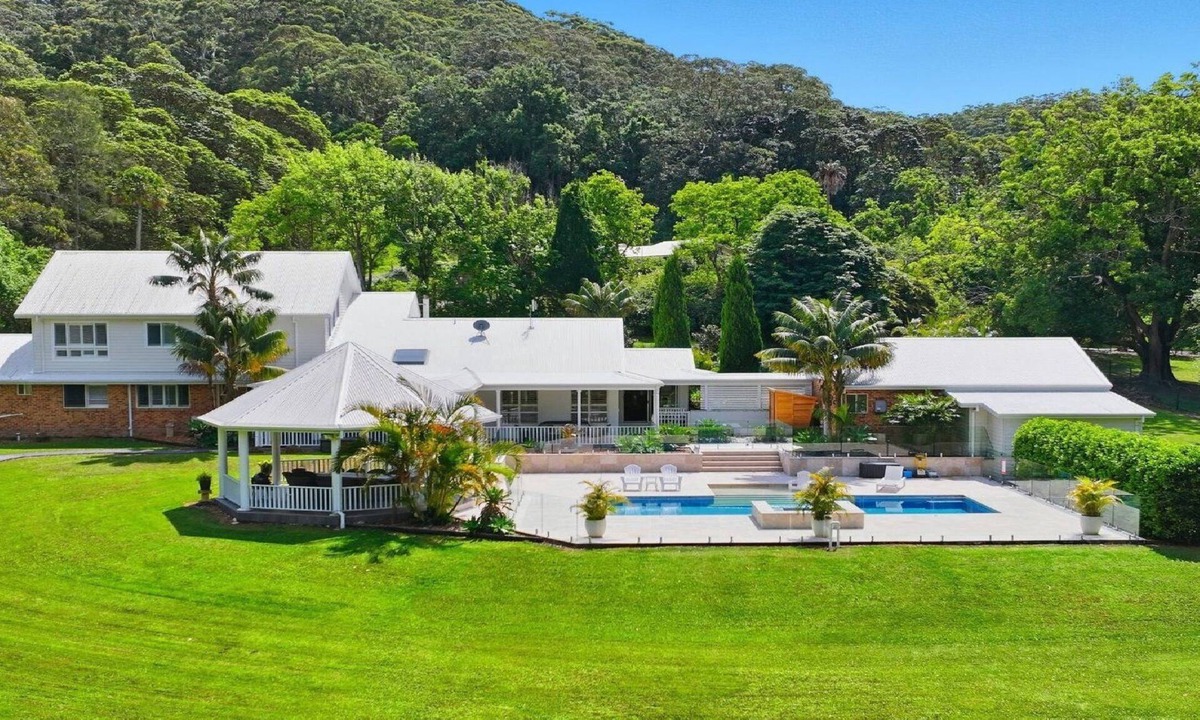 Wamberal House | OCEAN PALMS RESORT| POOL, SPA| Accom Holidays