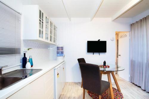 Samford Valley Apartment | One Bed Cabin Samford Village