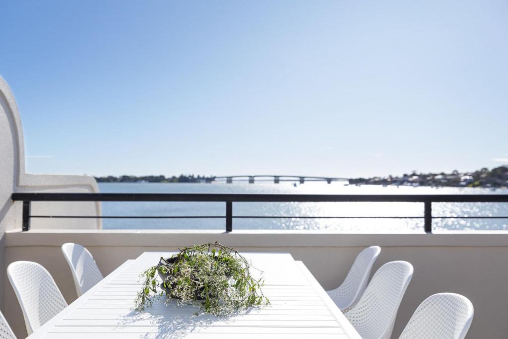 Sylvania Apartment | Panoramic Water View Apartment